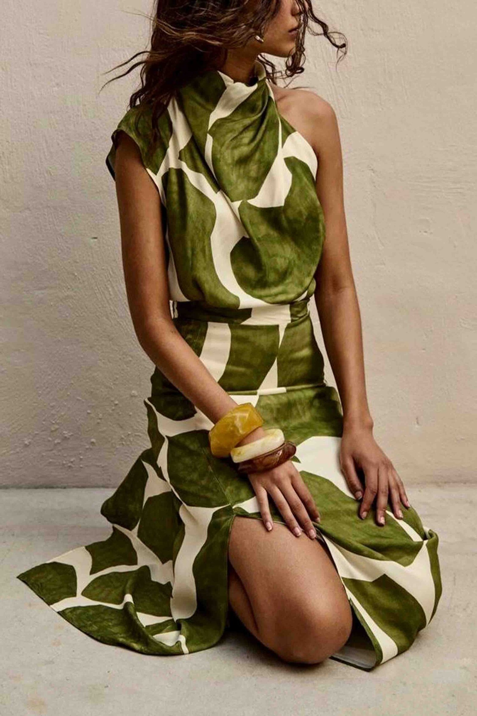 magen de modelo con ropa estampada con un diseño de estampado abstracto