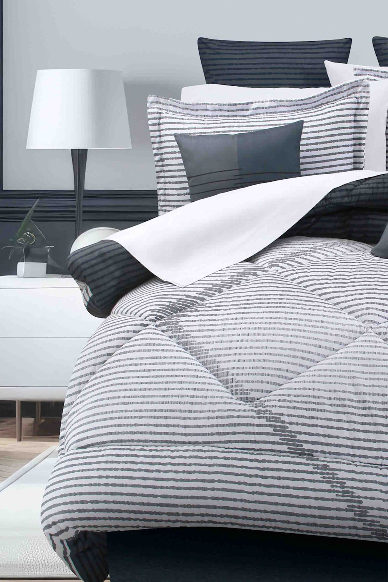 Imagen de cama con Edredón y cojines estampados con un diseño de estampado geométrico