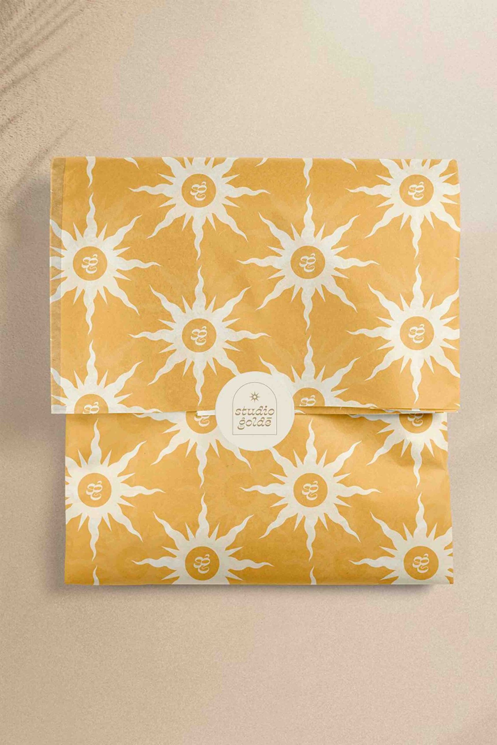 Imagen de paquete con envoltura estampada con soles