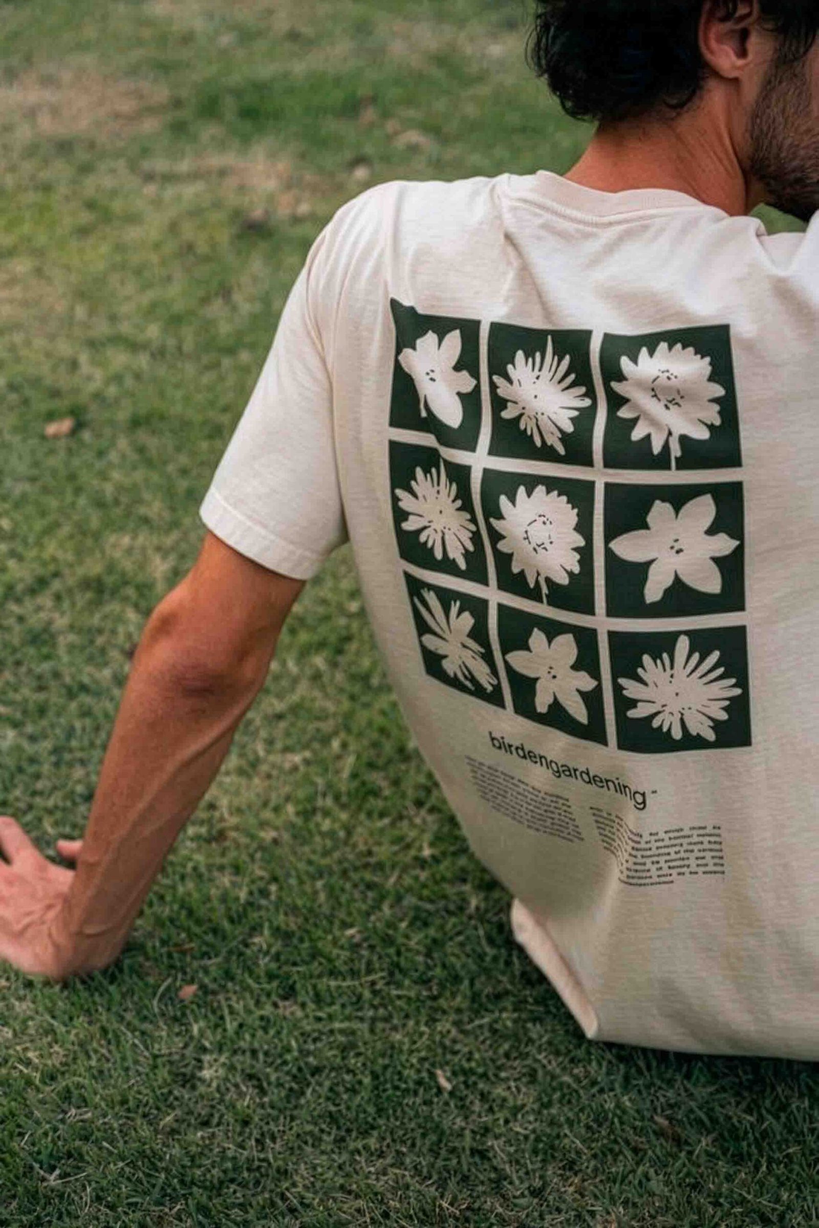 Imagen con modelo de playera estampada